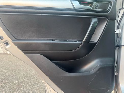 Used 2012 Volkswagen Touareg Sport image 19