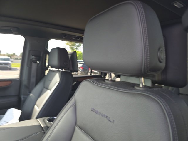 Used 2025 GMC Yukon XL Denali w/ Denali Reserve Package AWD/4WD image 11