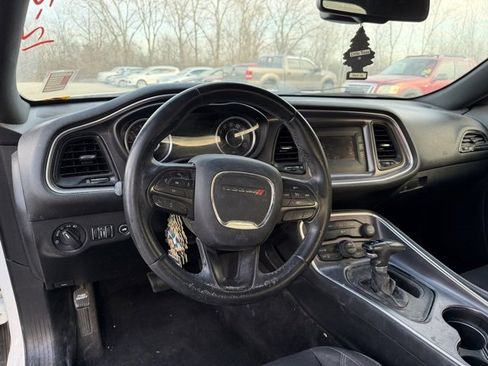 Used 2015 Dodge Challenger SXT image 10