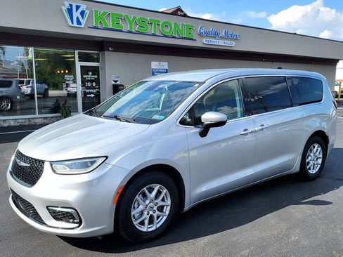 Used 2023 Chrysler Pacifica Touring-L FWD image 1