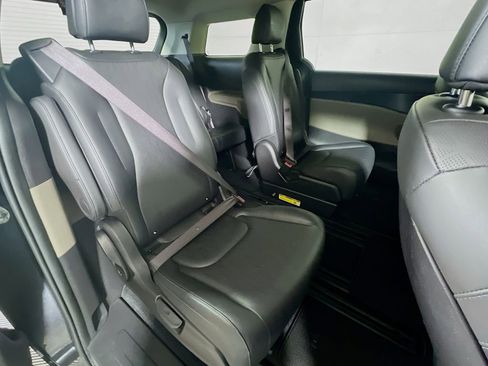 Used 2025 Kia Carnival FWD image 24