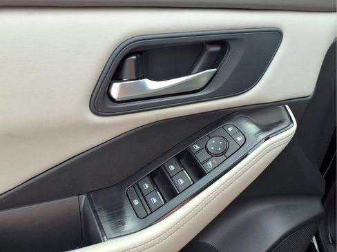 Used 2025 Nissan Rogue SV FWD image 18
