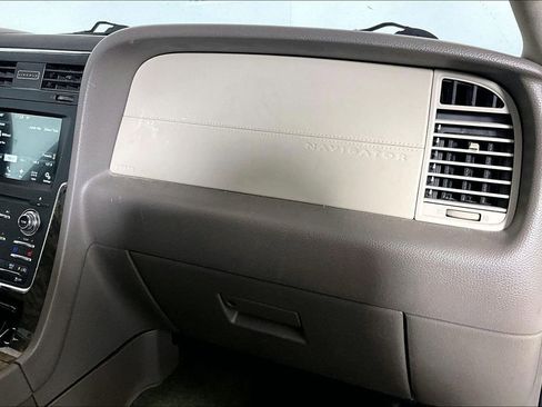 Used 2016 Lincoln Navigator Select image 12