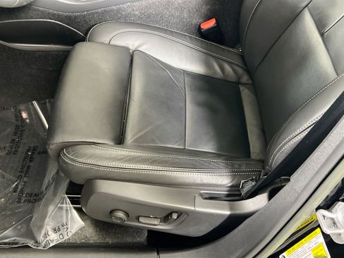 Used 2023 Volvo XC40 B4 Plus w/ Driver Assist Package image 18