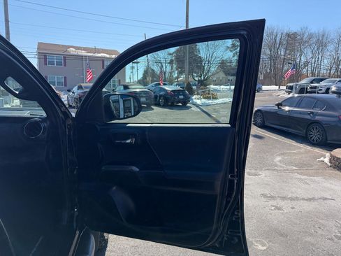 Used 2020 Toyota Tacoma TRD Off-Road w/ Technology Package image 21