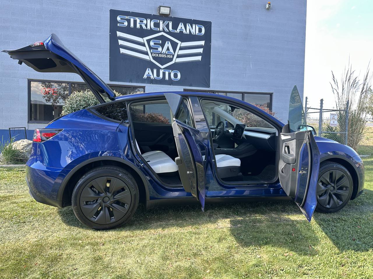 Used 2024 Tesla Model Y Long Range AWD/4WD image 24