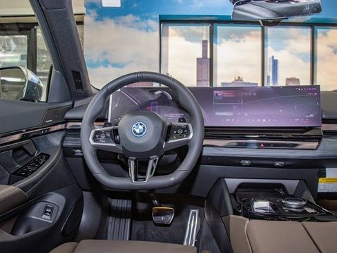 New 2026 BMW 550e xDrive w/ Premium Package image 16