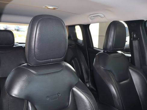 Used 2017 Jeep Renegade Limited FWD image 40