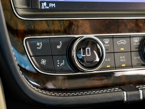 Used 2019 Bentley Bentayga AWD/4WD image 32