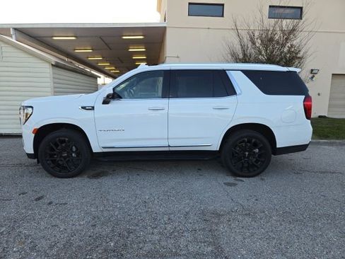 Used 2023 GMC Yukon SLT w/ SLT Premium Package image 2