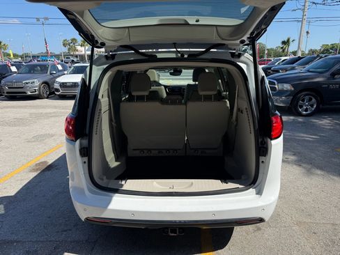 Used 2019 Chrysler Pacifica Limited w/ Tire & Wheel Group image 7