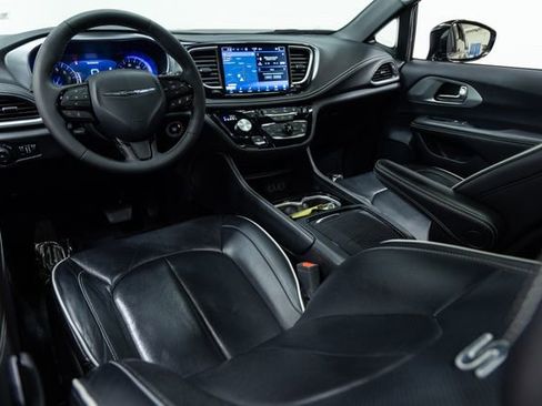Used 2025 Chrysler Pacifica Limited image 20