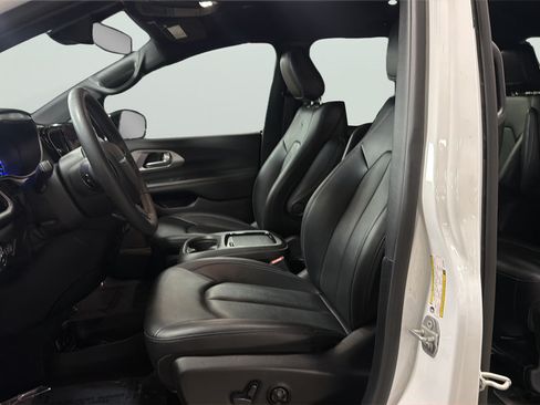 Used 2024 Chrysler Pacifica Limited FWD image 23