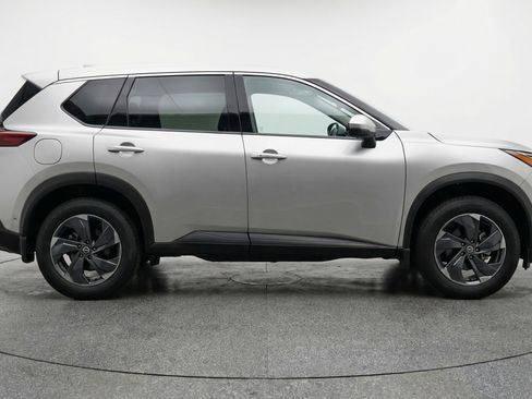 Used 2025 Nissan Rogue SV image 11