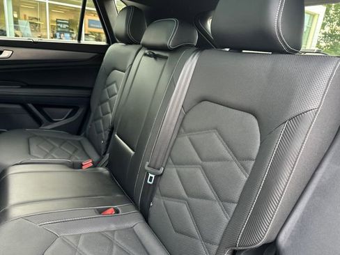 Certified 2024 Volkswagen Atlas Cross Sport SE w/ Panoramic Sunroof Package AWD/4WD image 33