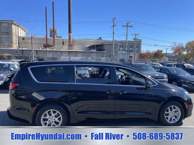 Used 2025 Chrysler Pacifica Select FWD image 3