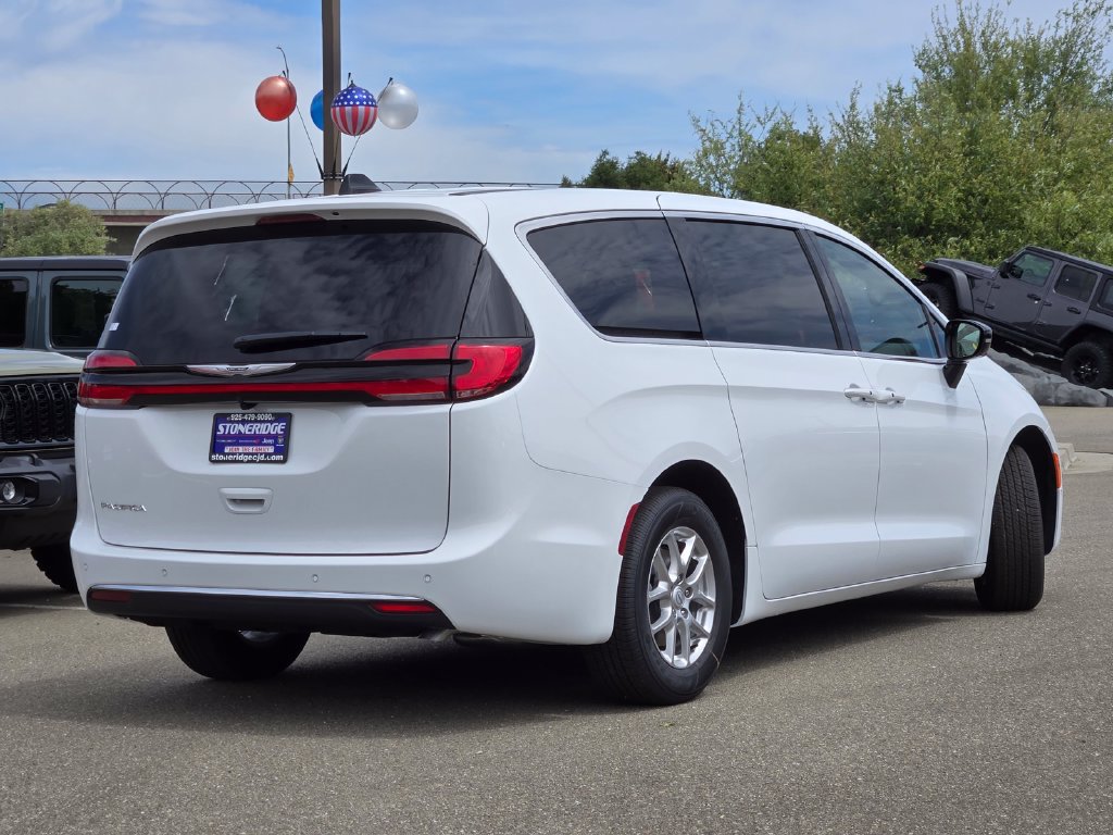 New 2026 Chrysler Pacifica Select FWD image 3