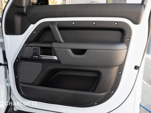 Used 2023 Land Rover Defender 110 V8 image 28