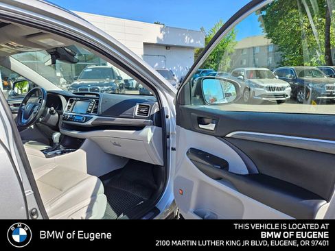 Used 2018 Toyota Highlander Limited Platinum AWD/4WD image 10