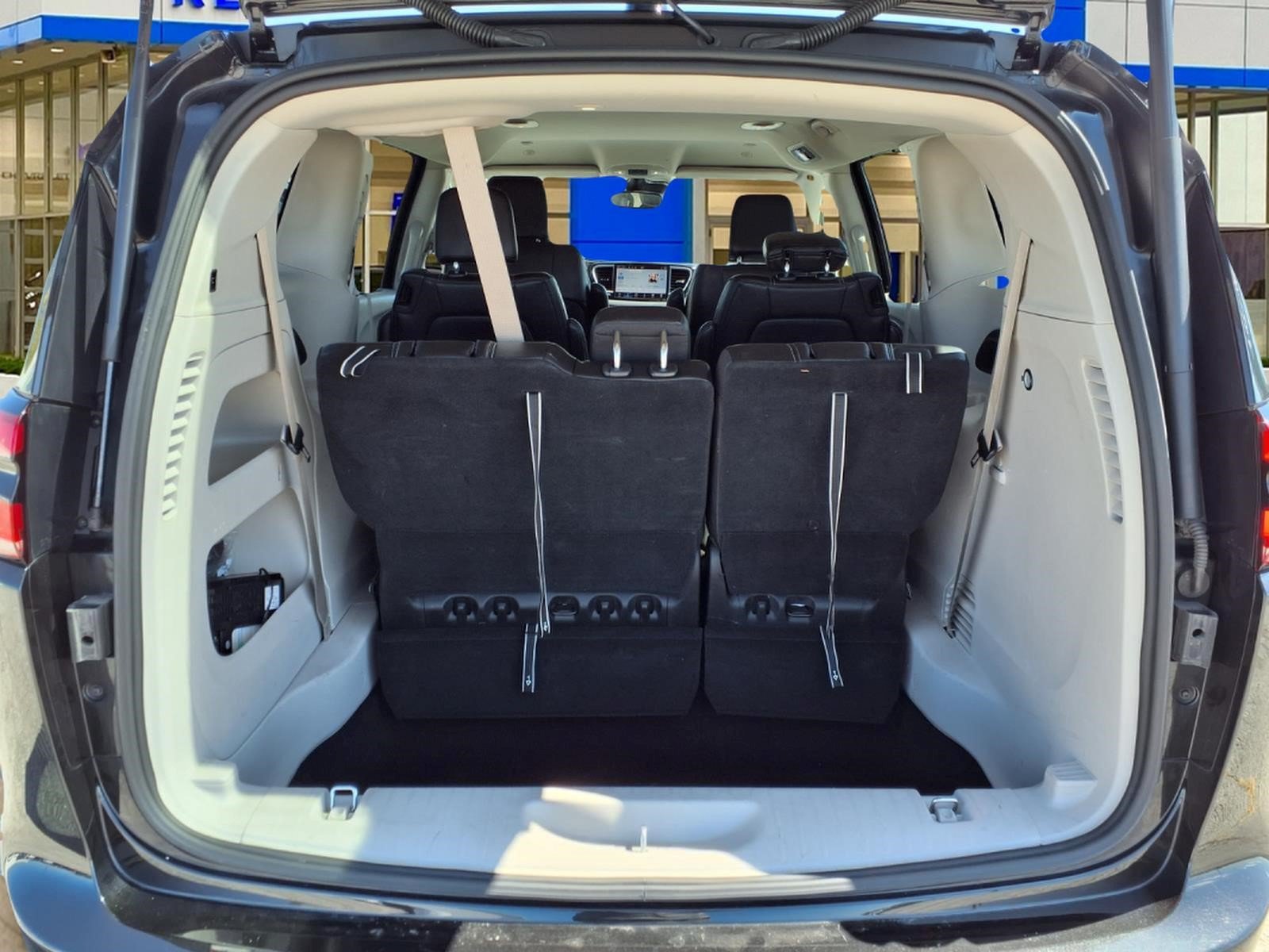 Used 2023 Chrysler Pacifica Touring-L FWD image 25