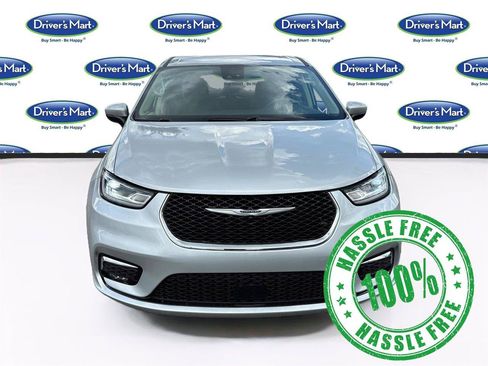 Used 2023 Chrysler Pacifica Touring-L FWD image 2