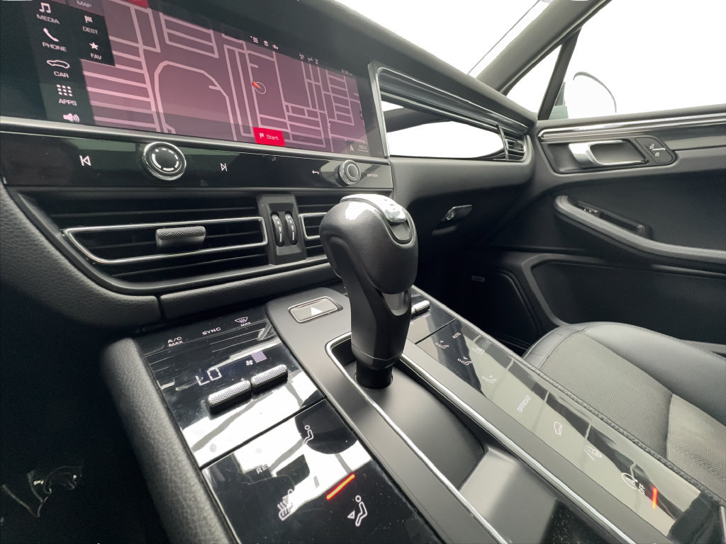 Used 2022 Porsche Macan AWD/4WD image 47