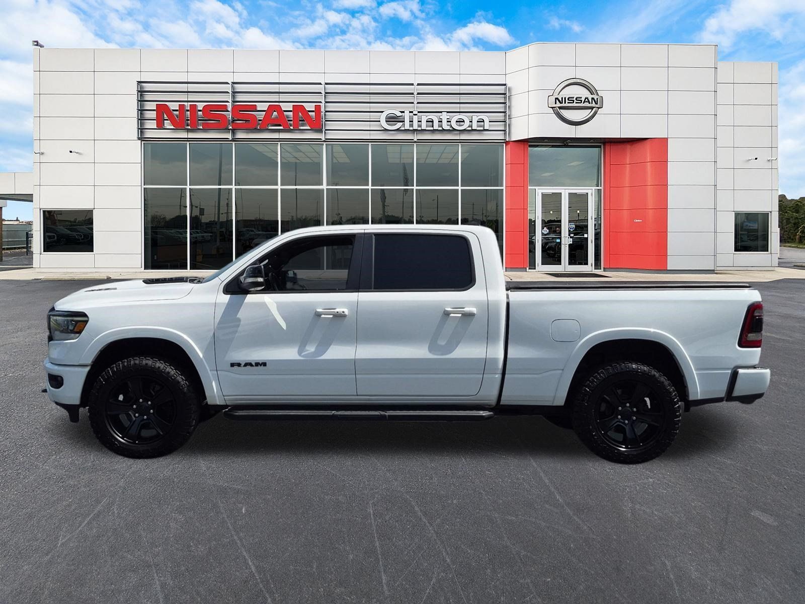 Used 2022 RAM 1500 Laramie AWD/4WD image 3