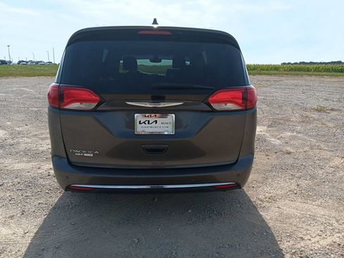 Used 2017 Chrysler Pacifica Touring-L FWD image 12