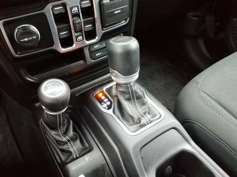 Certified 2020 Jeep Gladiator Overland AWD/4WD image 14