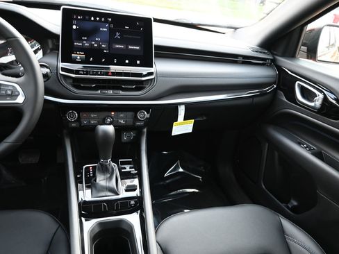 New 2026 Jeep Compass Latitude image 18