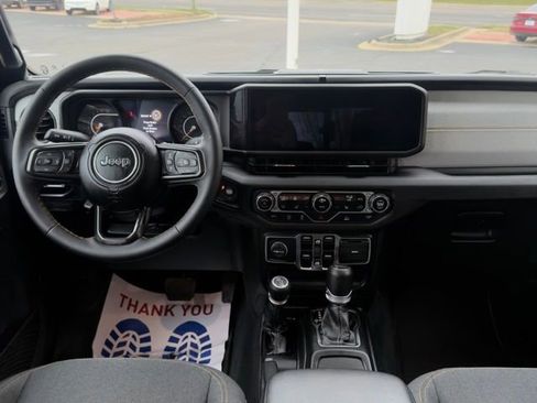 Used 2024 Jeep Gladiator Sport image 15