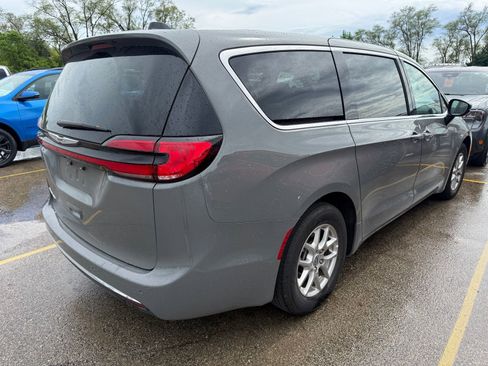 Used 2025 Chrysler Pacifica Select FWD image 2