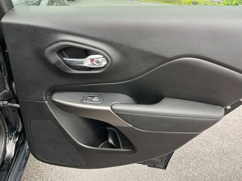 Used 2020 Jeep Cherokee Limited image 19