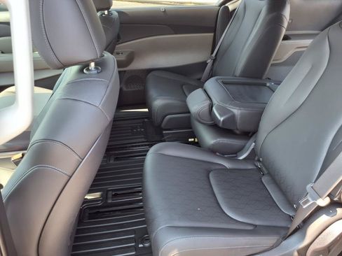 Used 2025 Kia Carnival EX FWD image 12