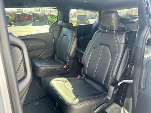 New 2026 Chrysler Pacifica Select FWD image 21