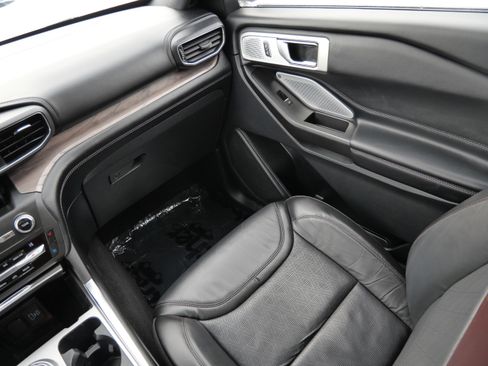 Used 2020 Ford Explorer Platinum w/ Premium Technology Package image 11