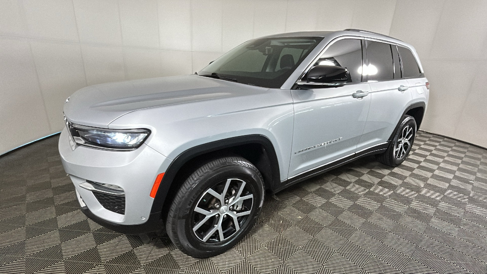 Used 2023 Jeep Grand Cherokee Limited w/ Luxury Tech Group II RWD image 8