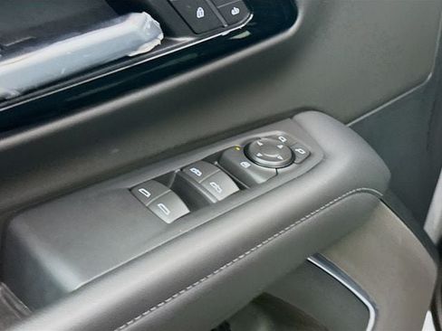 Used 2025 Chevrolet Suburban LT RWD image 20