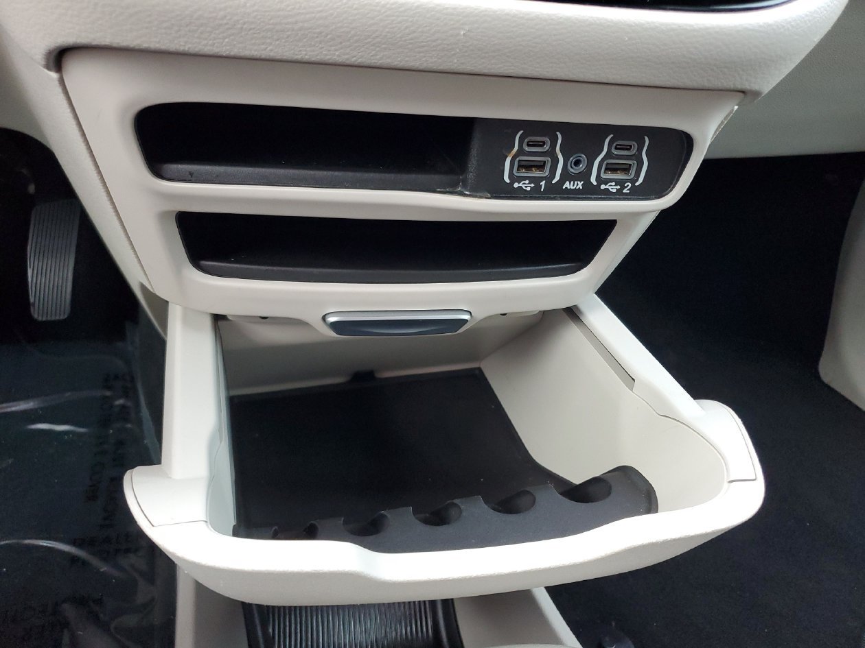 Used 2024 Chrysler Pacifica Touring-L FWD image 22