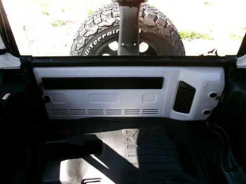Used 2015 Jeep Wrangler Unlimited Sahara w/ Mopar Chrome Edition Group AWD/4WD image 16
