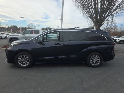 Used 2025 Toyota Sienna LE image 4