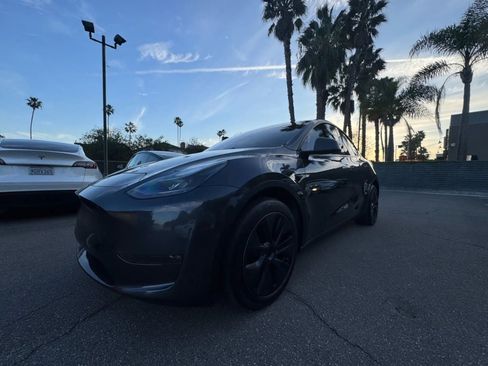 Used 2024 Tesla Model Y Long Range AWD/4WD image 3