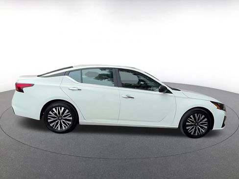 Used 2025 Nissan Altima 2.5 SV FWD image 14