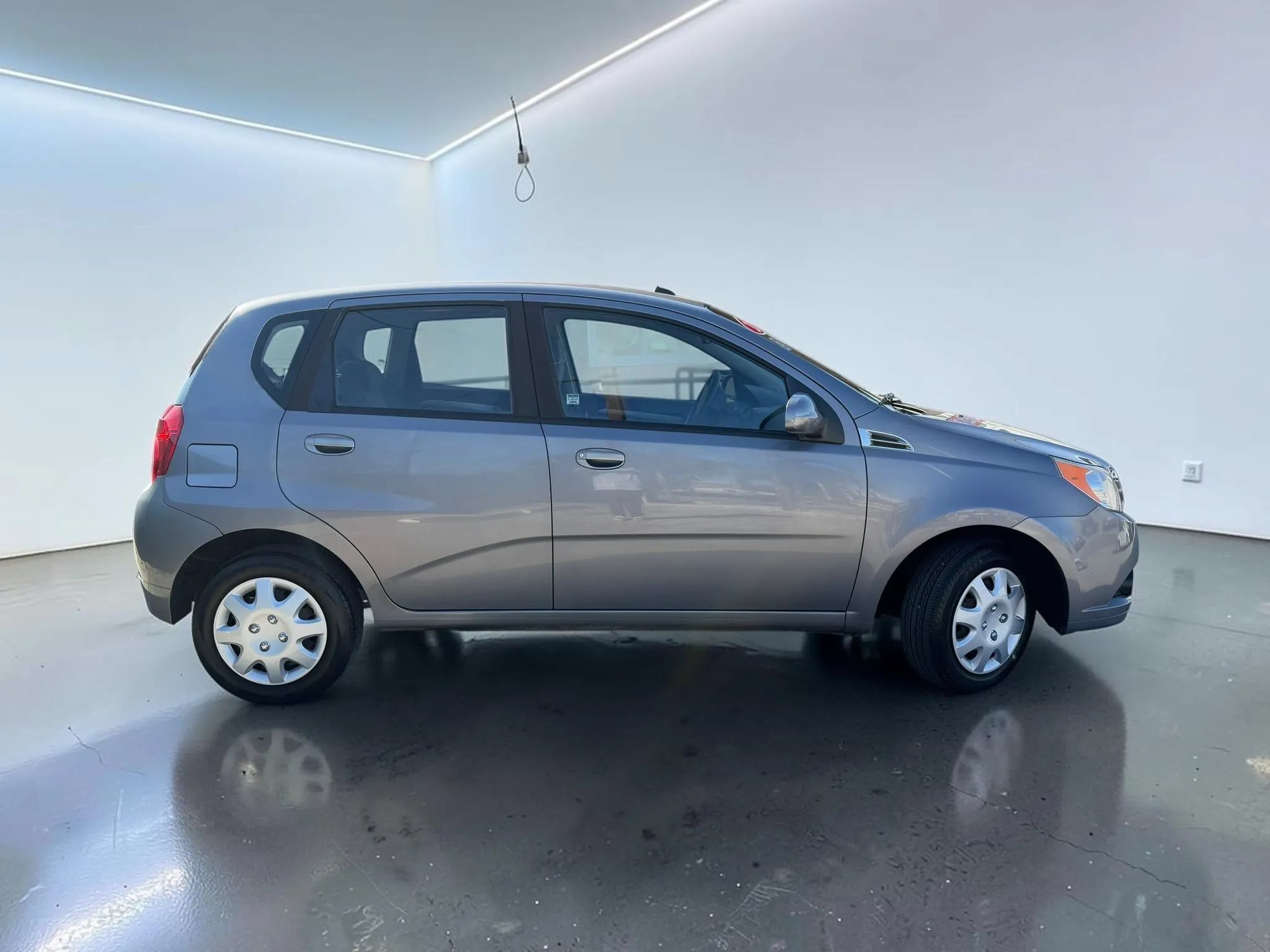 Used 2010 Chevrolet Aveo5 LT FWD image 2