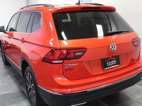 Used 2018 Volkswagen Tiguan SE w/ Panoramic Sunroof Package image 4