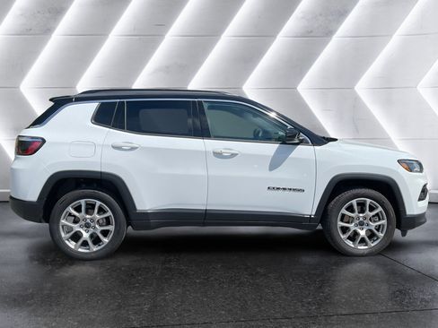 Used 2025 Jeep Compass Limited AWD/4WD image 7