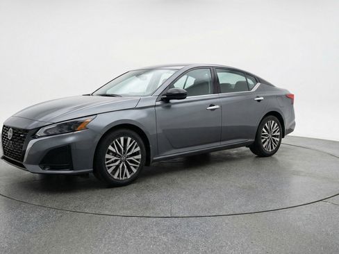 Used 2025 Nissan Altima 2.5 SV image 3