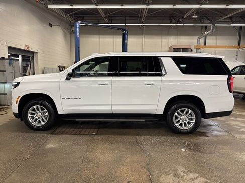 New 2026 Chevrolet Suburban LT image 3