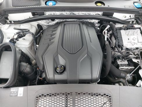 Certified 2025 Porsche Macan AWD/4WD image 33