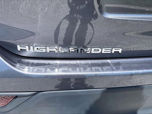 Used 2024 Toyota Highlander XLE AWD/4WD image 31